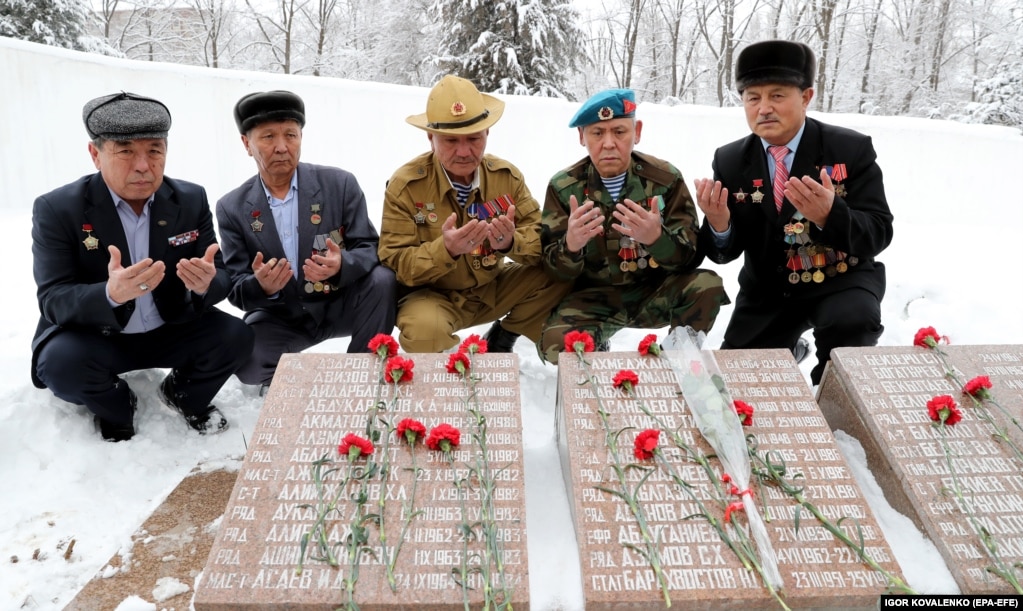 Veteranët duke u lutur në Bishkek, Kirgizi, më 15 shkurt, gjatë një shërbimi përkujtimor për ushtarët e vrarë në Afganistan.