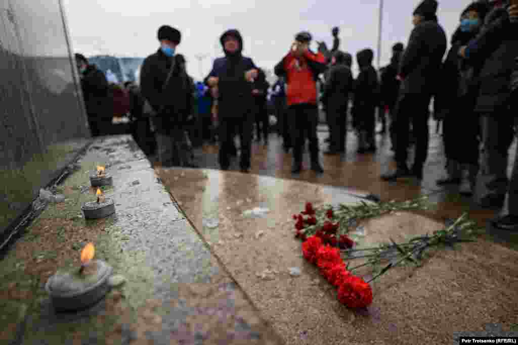 Две недели назад власти города&nbsp;<a href="https://rus.azattyq.org/a/31684530.html" target="_blank">отказали</a><a href="https://rus.azattyq.org/a/31686099.html" target="_blank">&nbsp;</a>активистам в согласовании траурного митинга на площади Республики, мотивировав это тем, что площадь не включена в число утвержденных маслихатом площадок для проведения мирных собраний