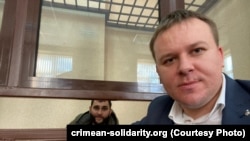 Адвокат Марлен Халиков со своим подзащитным Марленом Мустафаевым в зале суда, Симферополь, 9 февраля 2022 года