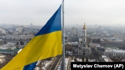 Flamuri kombëtar i Ukrainës valëvitet në Kharkiv, qytetin e dytë më të madh ukrainas. 16 shkurt, 2022.