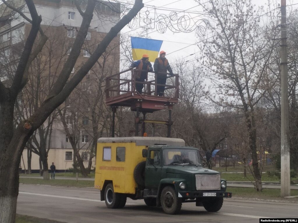 Місто Маріуполь прикрасили українськими прапорами