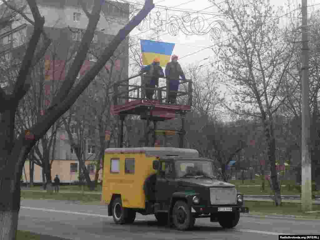 Місто Маріуполь прикрасили українськими прапорами