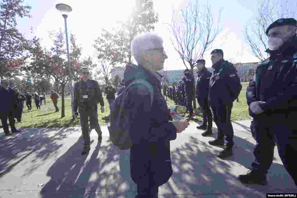 Policija pokušava da ograniči protest na deo Bulevara.