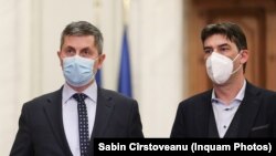 Dragoș Tudorache (dreapta), crede că viitorul USR depinde de ce decizii va lua președintele interimar, Cătălin Drulă, în următoarea perioadă. În imagine, alături de fostul președinte al USR dinaintea fuziunii cu PLUS, Dan Barna. Ulterior fuziunii, Dan Barna și Dacian Cioloș au fost co-președinți ai USR PLUS - nume dispărut odată cu congresul din 2-3 octombrie 2021.