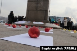 Яблоки на бумагах на траурном митинге в Алматы в честь погибших во время январских событий. 13 февраля 2022 года