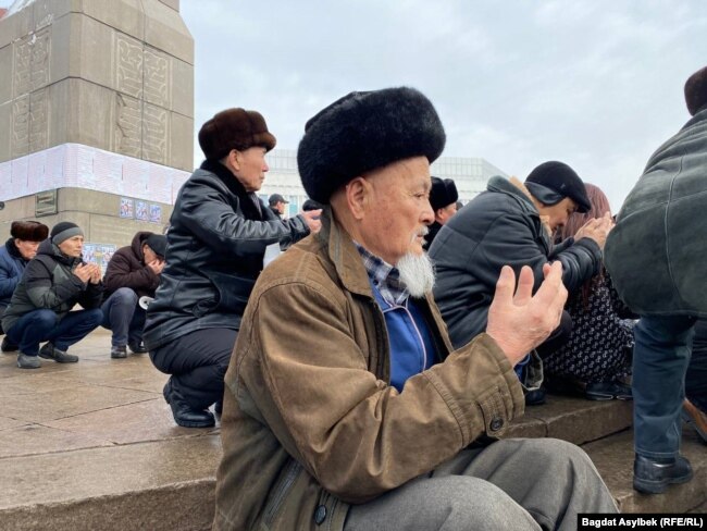 Чтение молитвы в память погибших на площади Республики в Алматы.