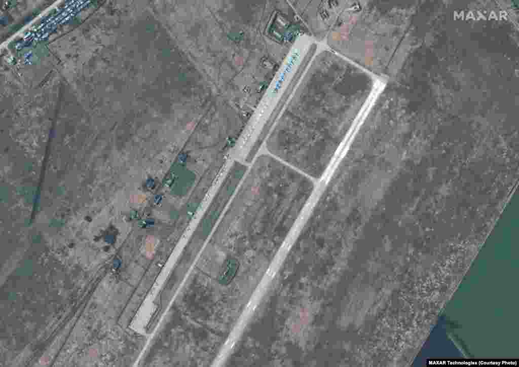 Інший ракурс супутникового фото винищувачів Су-34 на авіабазі у Приморсько-Ахтарськ