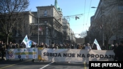 Demonstranti nose transparent "Srbija nije na prodaju", koji su razvili ispred zgrade Predsedništva Srbije (Beograd, 13. februar)