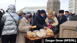Раздача шелпеков во время траурной акции в Алматы. 13 января 2022 года