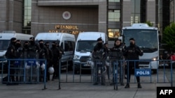 Турецкая полиция у здания суда в Стамбуле