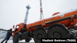 Kamion cisterna za naftu na južnom Priobskom naftnom polju Gazprom Nefta, Rusija (fotoarhiv)
