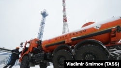 Газовоз на предприятии "Газпрома" в Ханты-Мансийске