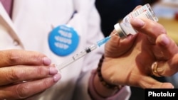 Armenia - A medical worker fills a syringe with COVID-19 vaccine at a mobile vaccination center in Yerevan, January 14, 2022.