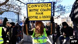 Протест против мерките воведени за спречување на ширењето на коронавирусот во Париз