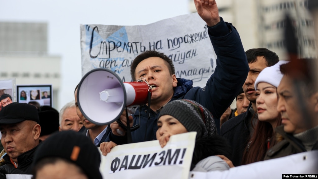 Лидер незарегистрированной Демпартии Казахстана Жанболат Мамай выступает на траурном митинге по погибшим во время Январских событий. Алматы, 13 февраля 2022 года
