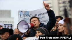 Политический активист Жанболат Мамай выступает на траурном митинге по погибшим во время Январских событий. Алматы. 13 февраля 2022 года
