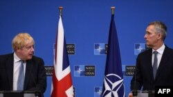 Prim-ministrul britanic Boris Johnson (stânga) și secretarul general NATO, Jens Stoltenberg, 10 februarie 2022