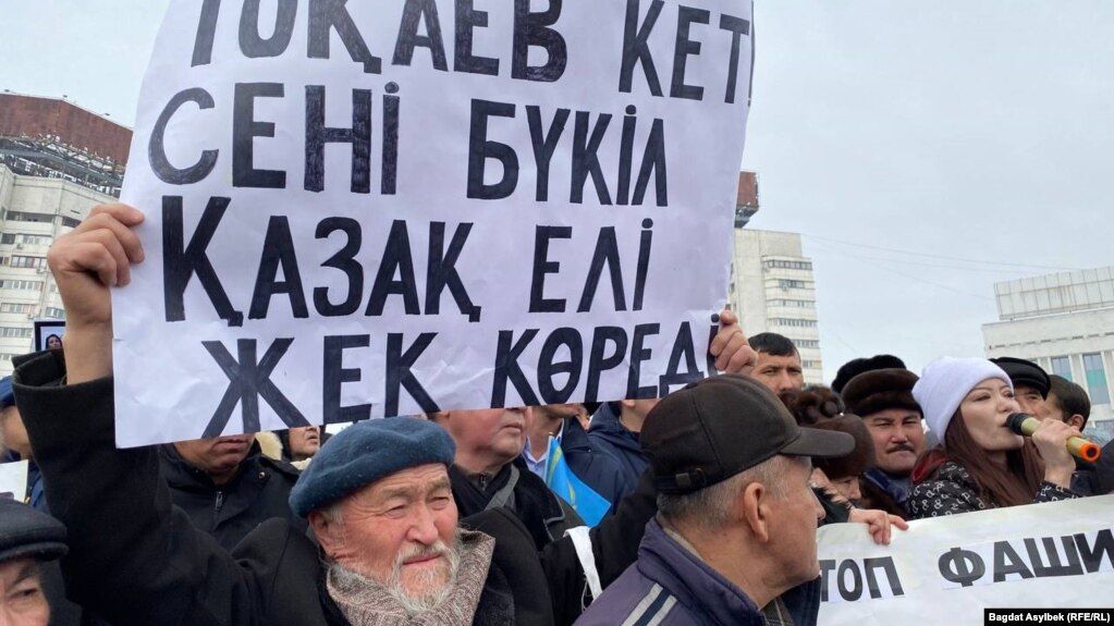 Участник митинга с плакатом «Токаев, уходи. Тебя ненавидит вся страна». Алматы, 13 февраля 2022 года