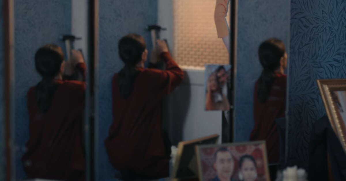 Күйеуі үйге келді, ал әйелін ұрып жатыр. Күйеуі үйге келді, ал әйелін ұрып жатыр.