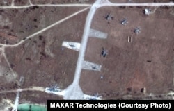 O imagine din satelit, publicată de Maxar Technologies, arată mobilizarea trupelor și desfășurarea de elicoptere de atac la sol în apropiere de lacul Donuzlav, Crimeea, pe 13 februarie 2022.