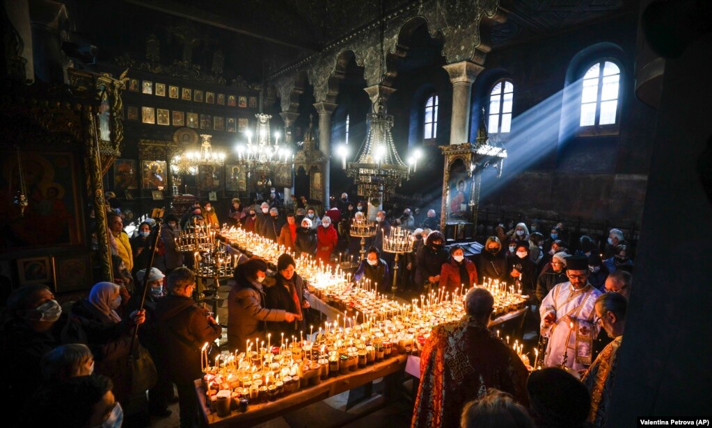 Priftërinjtë duke bërë lutje për nder të Shën Haralampusit, teksa besimtarët mblidheshin përreth qirinjve, të vendosur mbi kavanozë mjalti, të renditur në formën e një kryqi, gjatë një meshe për "shenjtërimin e mjaltit", në një kishë në qytezën Blagoevgrad, në jug të kryeqytetit të Bullgarisë, Sofje, më 10 shkurt.