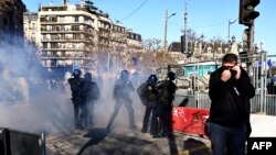 Demonstrant stoji usred suzavca na Place d'Italie u Parizu, 12. februara 2022., dok tzv. Konvoj slobode stiže u glavni grad Francuske.