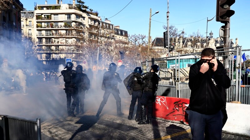 Suzavac na demonstrante nakon ulaska 'Konvoja slobode' u Pariz