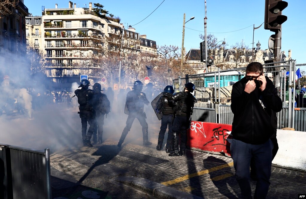 Përleshje midis protestuesve dhe policisë në Paris. (AFP)