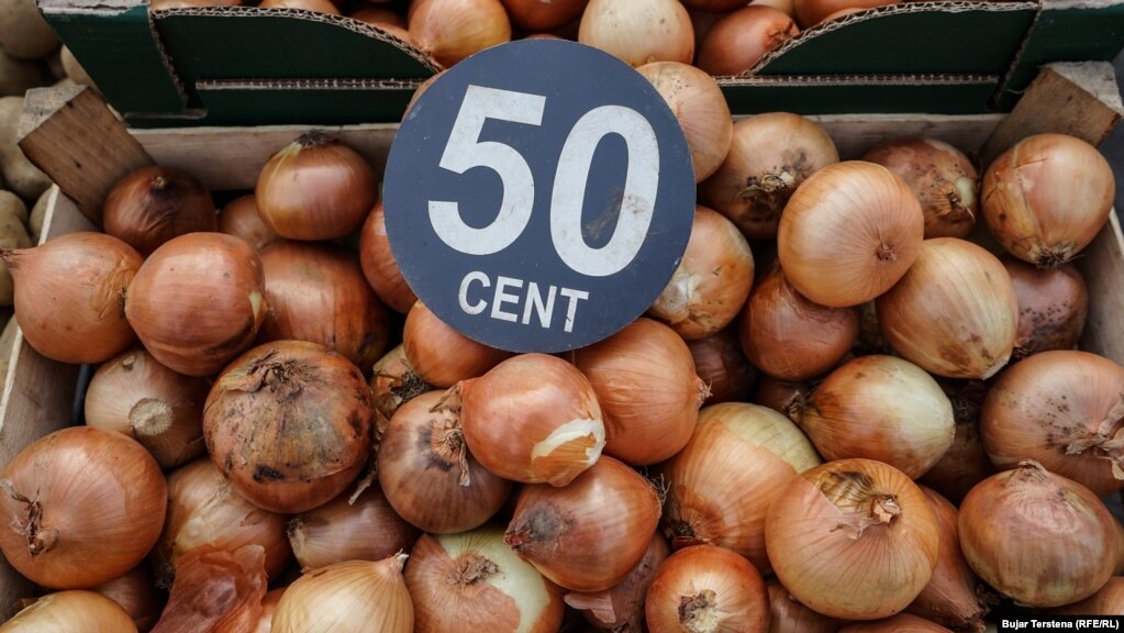 Një kilogram qepë në Tregun e Gjelbër po shitet për 50 centë. 