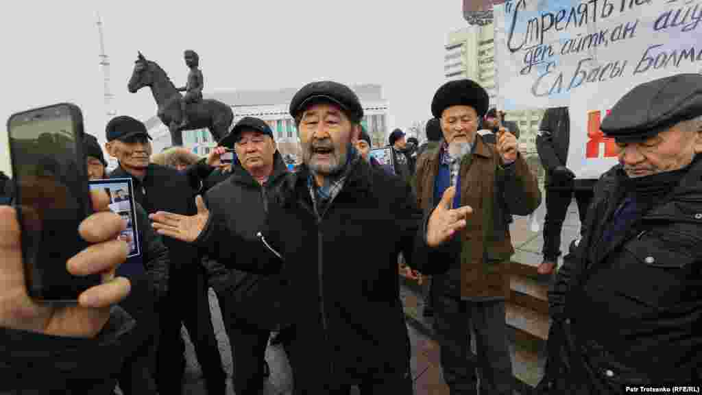 A kormányellenes tüntetésen meggyilkolt demonstrálókra emlékeznek február 13-án a kazahsztáni Almatiban. A 2022 elején az üzemanyagárak elszabadulása miatt kitört békés tüntetések később erőszakos zavargásokba torkolltak, amelyet brutális rendőrségi fellépés követett, amikor Kaszim-Zsomart Tokajev elnök lőparancsot adott a rendőröknek. Az összecsapásokban több száz ember vesztette életét