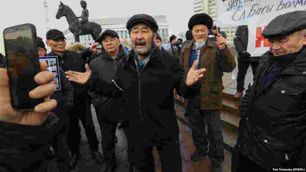 Kazahi adunându-se la Alma Ata pe 13 februarie în memoria celor uciși în timpul demonstrațiilor antiguvernamentale fără precedent de la începutul lunii ianuarie. (Petr Trotsenko, RFE/RL) Protestele pașnice la nivel național generate de creșterea prețurilor la combustibil au fost urmate de tulburări violente și de o represiune brutală în ianuarie. Sute de oameni -- inclusiv 18 ofițeri de securitate -- au fost uciși în ciocniri, iar președintele Kasim-Jomart Tokaev a dat ordin forțelor de securitate să folosească muniție de război contra demonstranților.