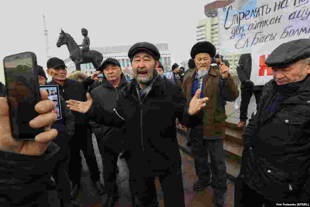 Qytetarët duke protestuar në Almati, Kazakistan, më 13 shkurt, në kujtim të personave të vrarë gjatë demonstratave të paprecedente antiqeveritare në fillim të janarit. Protestat paqësore në mbarë vendin për shkak të një rritjeje të çmimeve të naftës u pasuan nga trazirat e dhunshme dhe një shtypje e dhunshme në janar. Qindra njerëz &ndash; përfshirë 18 oficerë të sigurisë &ndash; u vranë gjatë përleshjeve, teksa presidenti Qasym-Zhomart Toqaev urdhëroi forcat e sigurisë të shtinin me armë pa paralajmërim.