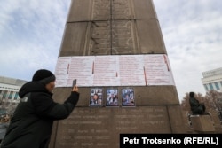 Список погибших повесили на монумент Независимости. Алматы, 13 февраля 2022 года