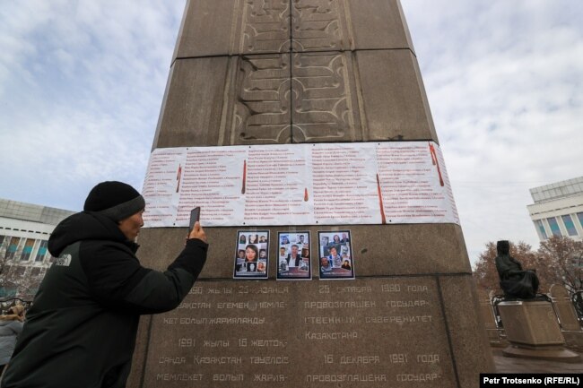 Список погибших повесили на монумент Независимости. Алматы, 13 февраля 2022 года