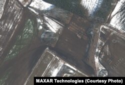 Imaginea din satelit, publicată de Maxar Technologies, arată plecarea trupelor și echipamentelor din Rechitsa, Belarus, pe 14 februarie 2022.