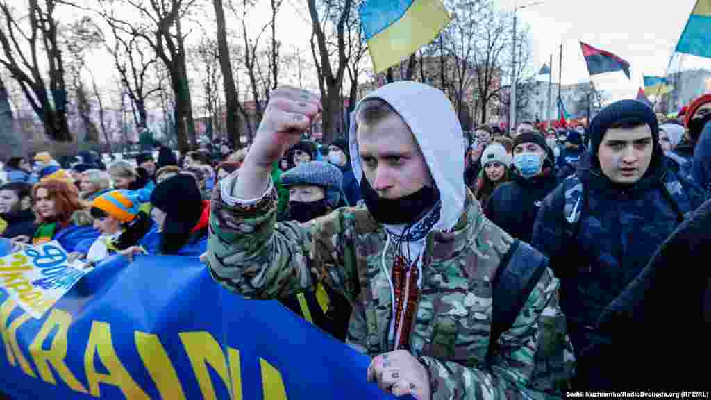 Учасники маршу скандують &laquo;Українці чинитимуть опір&raquo;