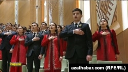 Студенты на торжественном мероприятии. Туркменистан (Фото из архива)