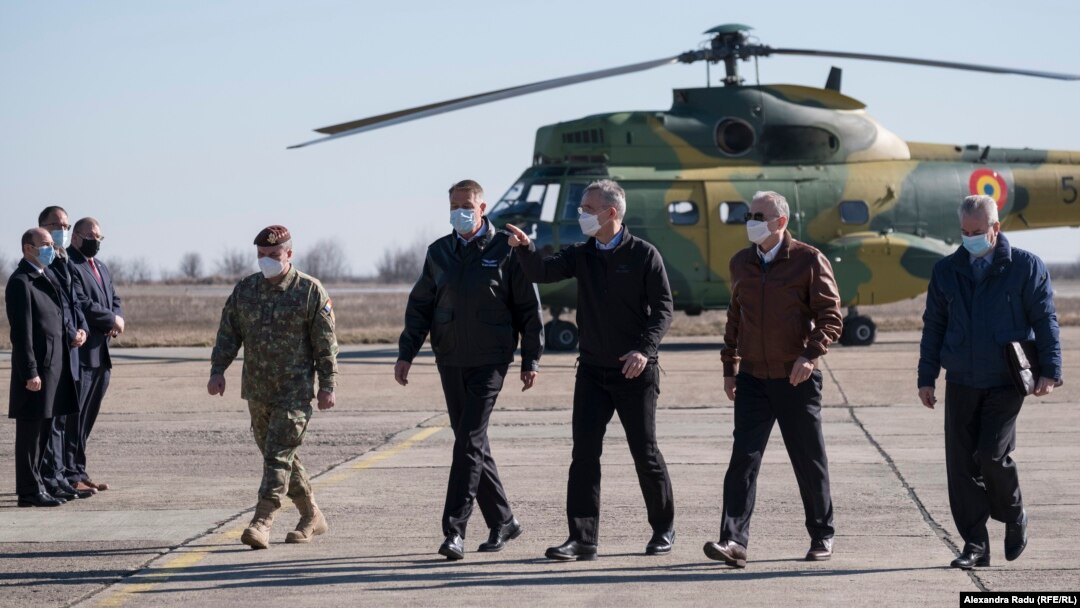 Jens Stoltenberg, secretarul general al NATO, a vizitat vineri Baza 57 Aeriană de la Mihai Kogălniceanu din județul Constanța. NATO a vrut ca vizita lui Stoltenberg să marcheze moemntul venirii în România a 1.000 de soldați americani.