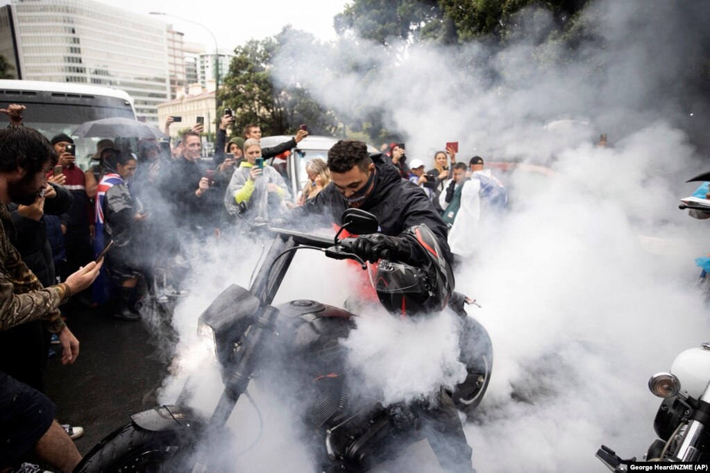 Përplasje midis protestuesve dhe policisë në Uellington të Zelandës së Re. (AP)