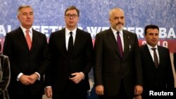 Milo Đukanović, predsednik Crne Gore, pored Aleksandra Vučića svog kolege iz Srbije, tokom samita država Zapadnog Balkana u Tirani 21. decembra 2019. Pored njih su i Zoran Zaev (prvi s desna), nekadašnji premijer Severne Makedonije i Edi Rama, premijer Albanije.