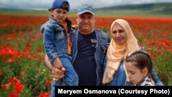 Ансар і Мер'єм Османови з дітьми, Крим, фото з архіву сім'ї Османових