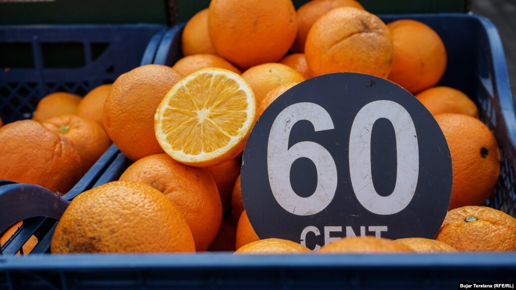 Në Tregun e Gjelbër, çmimi për një kilogram portokaj është 60 centë. 