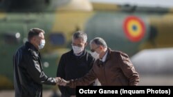 Președintele României, Klaus Iohannis, secretarul general NATO, Jens Stoltenberg, și adjunctul lui, Mircea Geoana la baza militarară de la Mihail Kogalniceanu, 11 februarie 2022