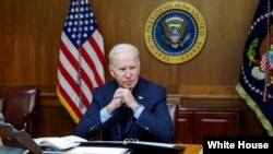 Președintele Joe Biden vorbind la telefon cu președintele Rusiei, Vladimir Putin 
