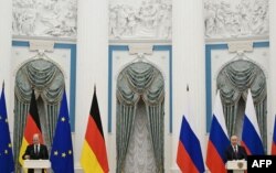 Олаф Шольц и Владимир Путин после переговоров в Кремле 15 февраля 2022 года, за неделю с небольшим до начала российского вторжения в Украину