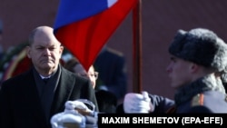 Канцлер Германии Олаф Шольц (слева) на церемонии возложения венков к Могиле Неизвестного солдата у Кремлевской стены в Москве, Россия, 15 февраля 2022 года