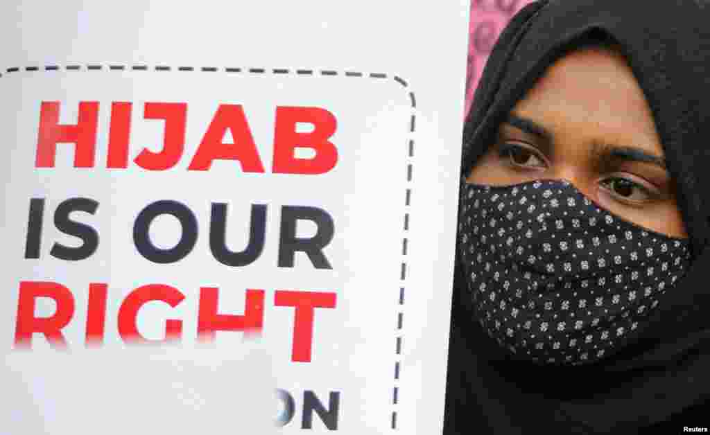 Maszkban vesz részt a demonstráción az indiai Muszlim Diákok Egyesületének egyik tagja