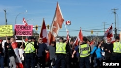 Najprometniji granični prelaz Britanske Kolumbije zatvorili su ljudi koji protestuju protiv COVID-19 ograničenja, u Surreyu, Britanska Kolumbija, Kanada, 13. februara 2022.