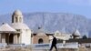 یک شهروند یهودی در حال رفتن به سمت آرامگاه «سارا بت آشر» از اماکن مقدس یهودیان در اصفهان