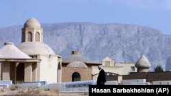 یک شهروند یهودی در حال رفتن به سمت آرامگاه «سارا بت آشر» از اماکن مقدس یهودیان در اصفهان